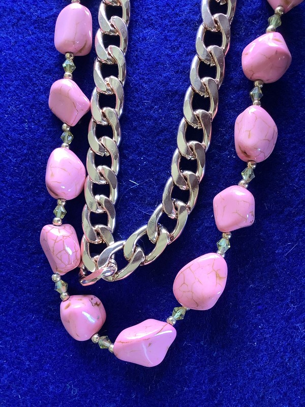 PRETTY VINTAGE “STS”MOTTLED PINK HOWLITE STONE & ALLOY CHAIN 28” NECKLACE
