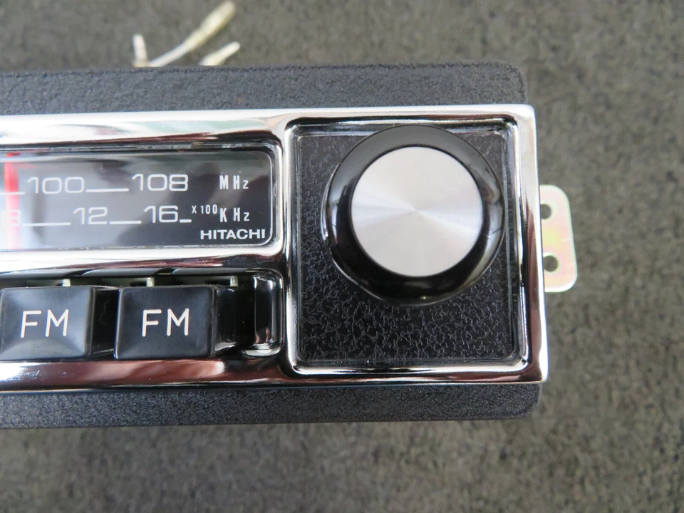 Radio Datsun 510 AM/FM NOS 1970-1973 hecha en Japón OEM fábrica Nissan original Foto 2 de 4
