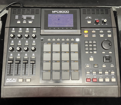 Akai Professional MPC5000 Music Production Center 8-Track 128MB Ram 