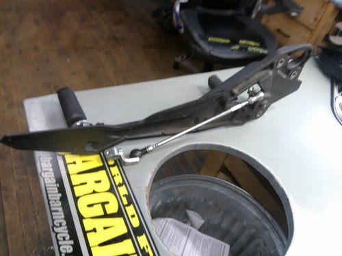 2009 - 2017 YAMAHA FZ6 FZ6R OEM LEFT REAR SET straight BRACKET w/ shifter - Picture 4 of 4
