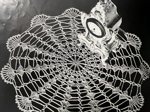 Coats Clark's Crochet Patterns Books Gorgeous Tablecloths New Ideas in Doilies - Picture 18 of 23