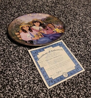 Vintage Bradex Porzellan Teller: Schwestern teilen einen Strauß der Liebe von Chantal Poulin