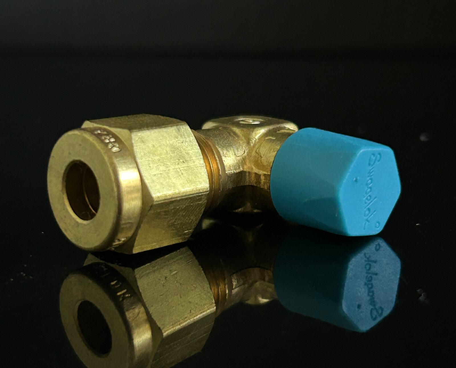 Swagelok Precision: Carbon Steel Elbow Connector, 1/4" Tube X 1/4" MNPT, S-400-2-4