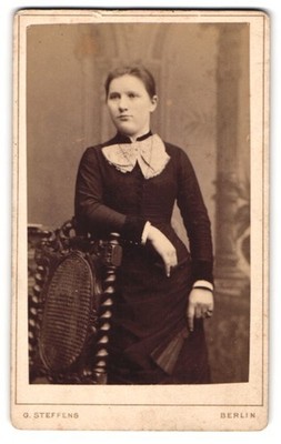 Fotografie G. Steffens, Berlin, Potsdamer-Str. 116 a, Frau im schwarzen Kleid m 
