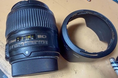 Nikon AF-S Nikkor 35mm 1.8g ED lens with caps and hood FX full frame