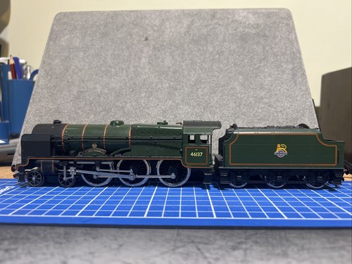 Mainline Spur 00 BR Royal Scot Dampflok/Tender 4-6-0 Nr 46137 BR liniert grün | Zustand: Used