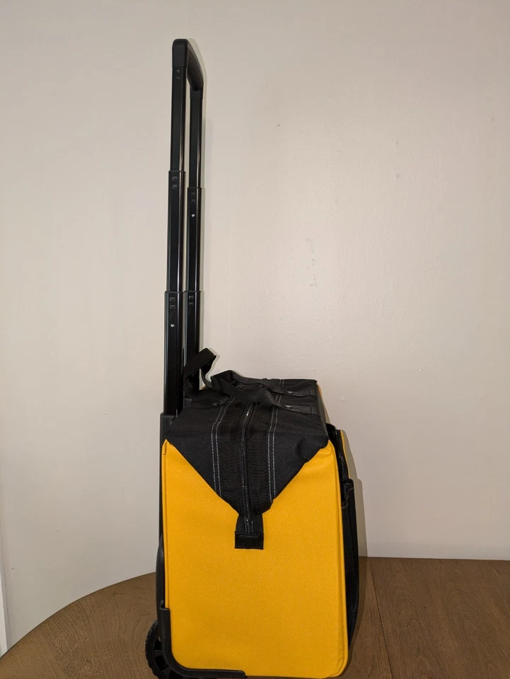 Bolsa de herramientas resistente de alta resistencia DEWALT grande rodante de 3 bolsillos con mango telescópico Foto 3 de 4