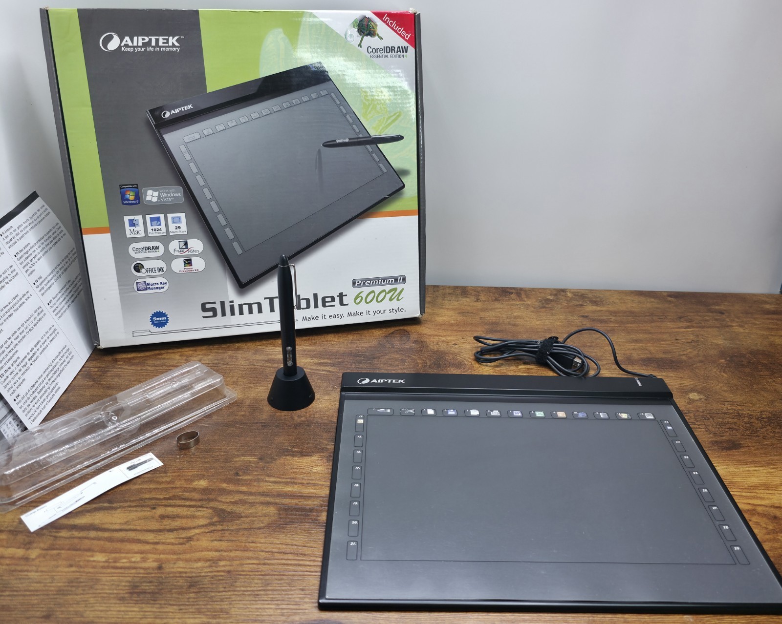 Aiptek Slim Tablet 600u Premium II con penna e accessori testato e funzionante 