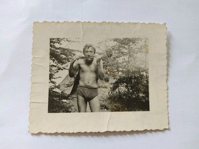 Lustiges Vintage Camping Foto, Badeanzug Ausbuchtung, Baden, Risqué, offener Schnappschuss