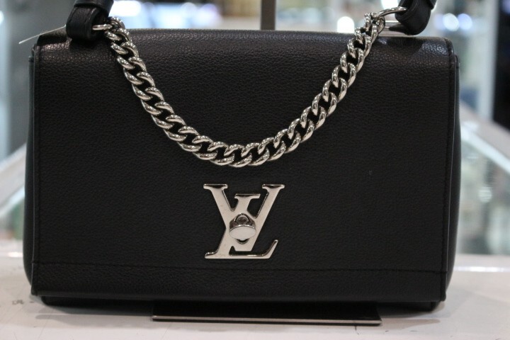 LOUIS VUITTON Lock Me II BB Chain Hand Bag Noir Taurillon Clemence