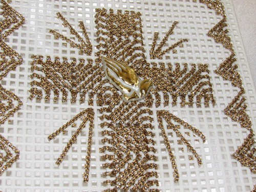 Vintage Handmade White Plastic canvas Gold Metallic Cross with Praying Hands 7" - Picture 7 of 7