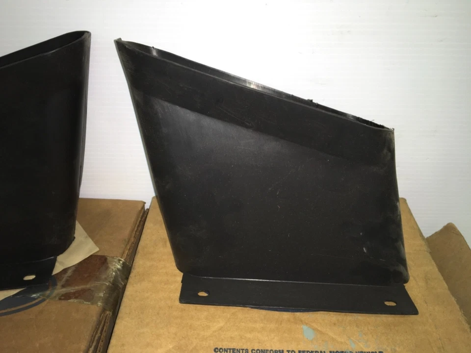 Escudos de apertura de parachoques delantero NOS Ford 75 76 Cougar D5GY-17D808-A D5GY-17D808-B Foto 3 de 4