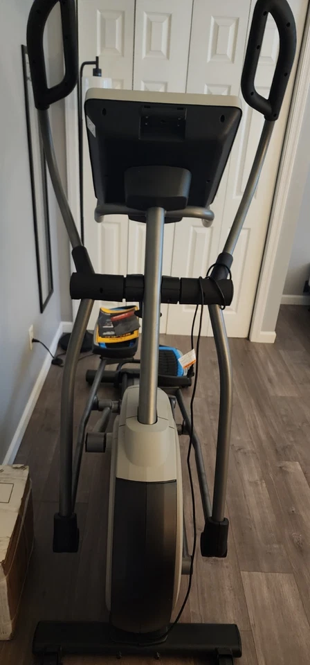 Bicicleta elíptica NordicTrack Commercial 14.9 Power Incline - Negra (NTEL71420) Foto 2 de 4