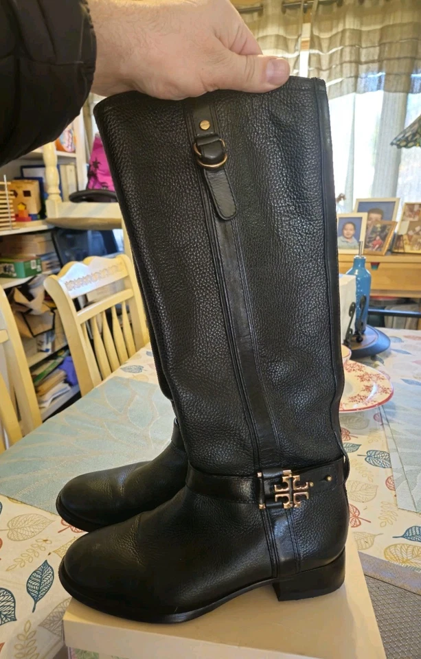Tory Burch Elina Bota Alta de Montar Negra Cuero Guijarro LOGO DORADO Talla 9.5M 30mm Foto 2 de 4