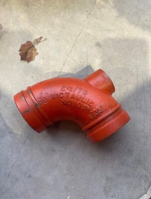VICTAULIC,NO.10, 2-1/2 INCH/73 ELBOW PIPE FITTING WITH 1  NPT DRAIN
