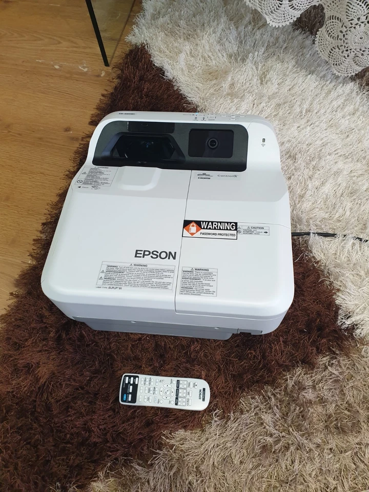 Epson EB-685W Projector, with power cable & remote control,  excellent  - Image 2 of 4