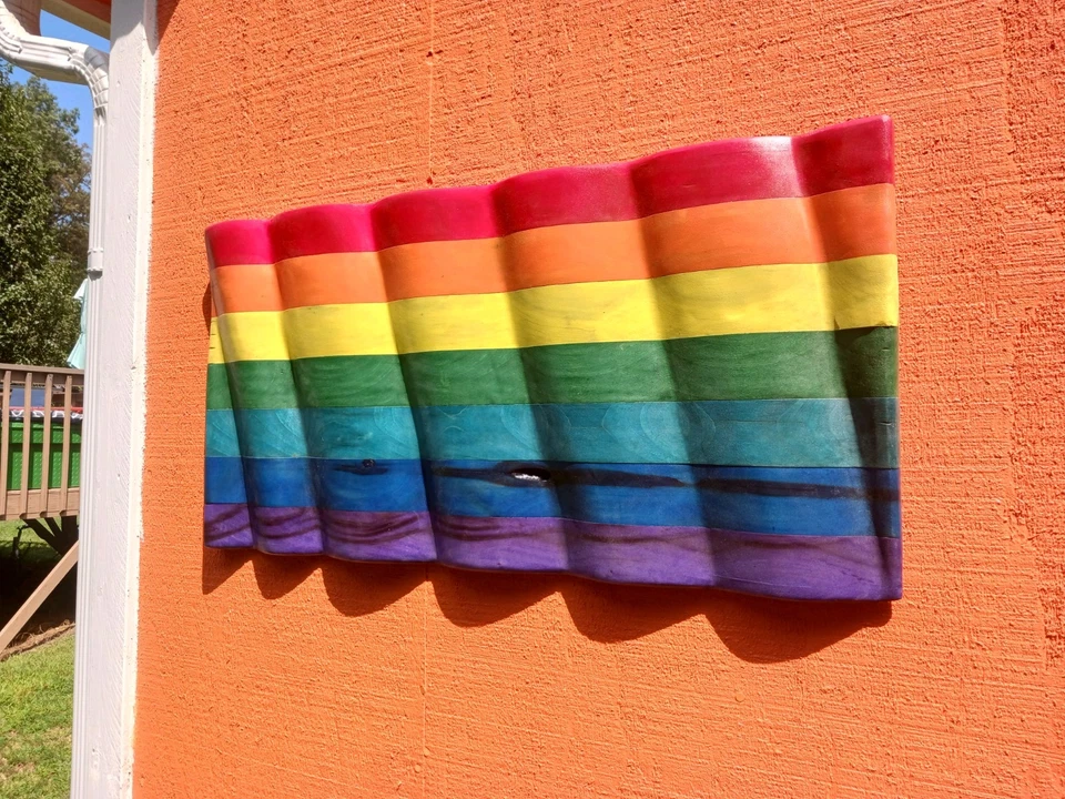 Bandera ondulada de madera PRIDE Foto 2 de 3