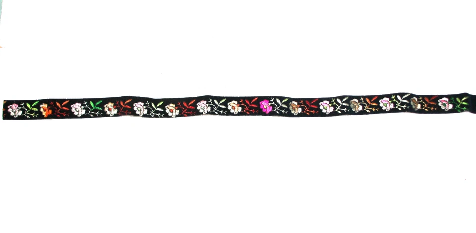 Petit galon de velours noir et broderie de soie.. 66.5 x 2.5 - Photo 2/4