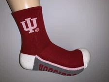 INDIANA HOOSIERS NCAA COLLEGE SPLIT LOGO 1/4 LENGTH SOCKS LARGE