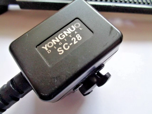 YONGNUO DIGITAL SC-28 CAMERA FLASH SYNC CORD With metal mount Used - Image 3 of 4