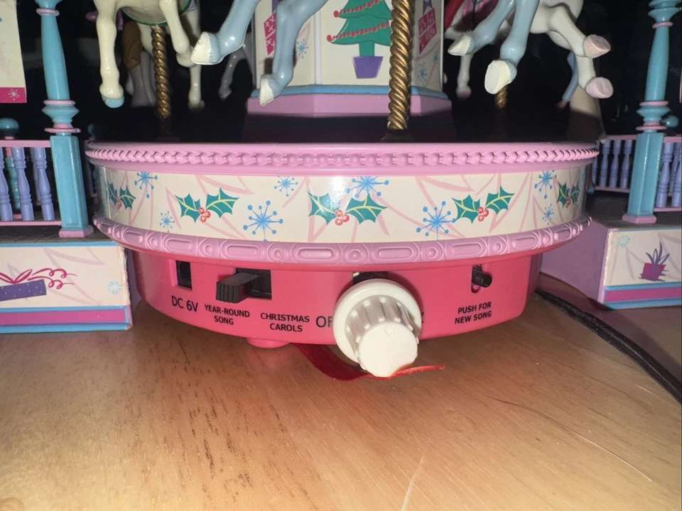 Carrusel vintage Barbie Holiday Go Round 2001, caballos, personajes de Ken. Foto 3 de 4