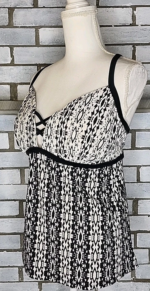 ☆ Top de natación Tankini forrado So Junior talla grande 2X estampado geométrico blanco y negro  Foto 2 de 4