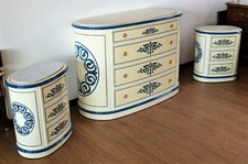 COMO' E COMODINI OVALI COLOR BIANCO CON DECORAZIONE BLU IN STILE CLASSICO