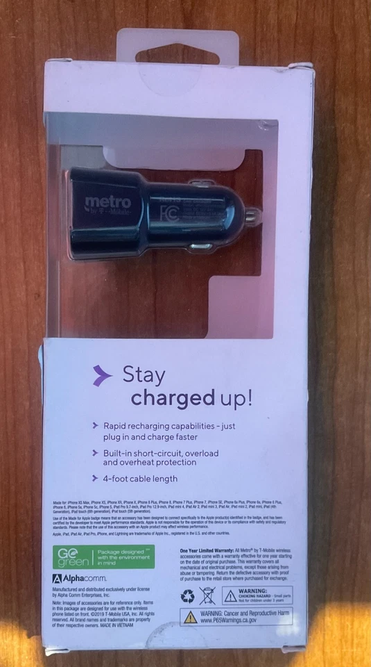 Cargador de coche Metro By Tmobile de doble puerto con conector de cable de datos y sincronización Foto 2 de 4