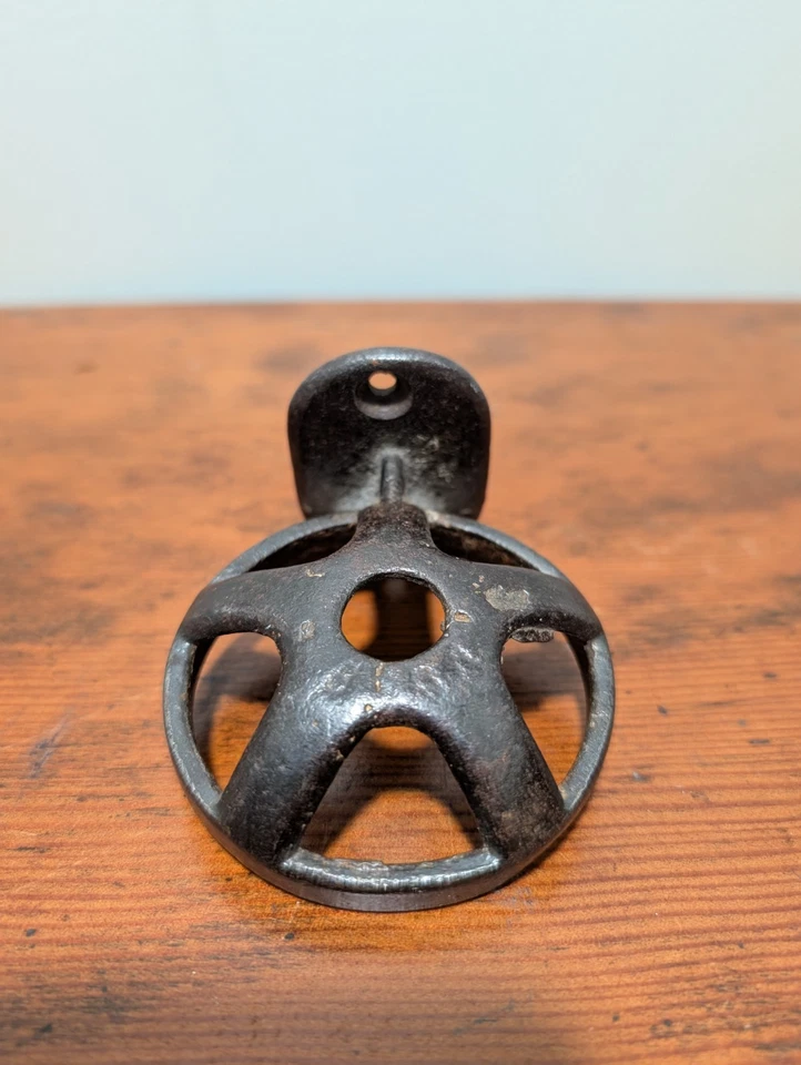 Antiguo portavasos de hierro de montaje en pared para lavadero, cocina o baño.  Foto 4 de 4