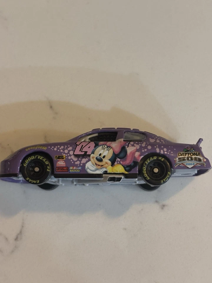 Coche Daytona 500 de colección Disney 2004 NASCAR Minnie Mouse, escala 1:24 Foto 2 de 4