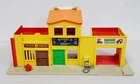 Z-306 VINTAGE 1973 FISHER-PRICE LITTLE PEOPLE PLAY FAMILY VILLAGE PLAYSET W/ACC!