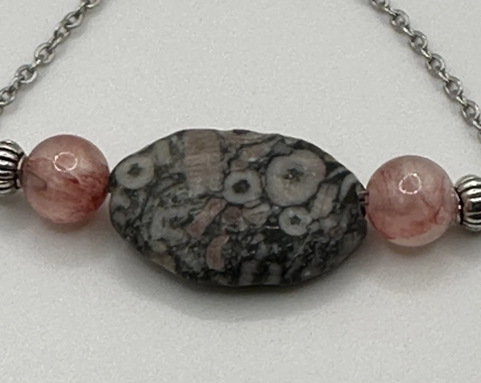 Brazalete de acero inoxidable de cuarzo gris fósil y cereza de 6 1/4 pulgadas con 2 pulgadas de extensión Foto 2 de 3