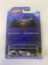 Hot Wheels Batman vs Superman ‘11 Dodge Charger RT 1/5