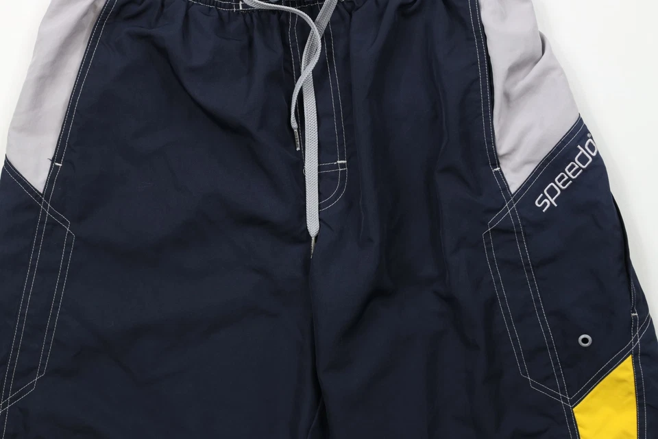 Bañador corto vintage Speedo para hombre medio deletreado forrado en bloques de colores azul Foto 3 de 4