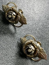 Vintage Crystal Rhinestone Gold Tone Metal Leaf Flower Screw Back Earrings