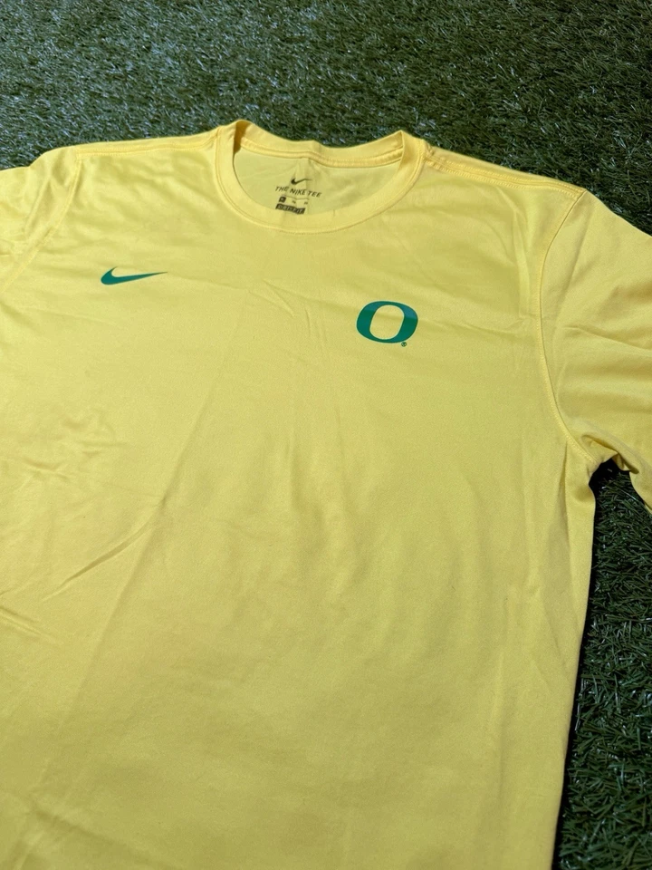 Camisa masculina Nike Oregon Ducks Track And Field Team XL verde amarela - Imagem 2 de 4