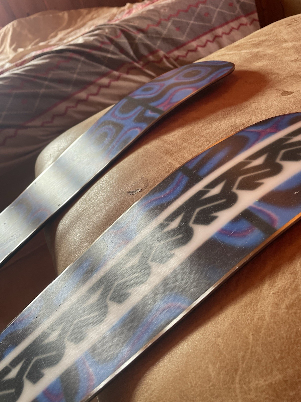 Ski K2 Omen 90 et fixations polyvalents double rocker pour réceptions stables - 2
