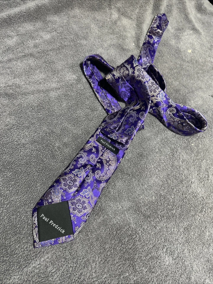 Corbata Paul Fredrick púrpura + dorado con incrustaciones de metal patrón cachemira hecha en Italia Foto 3 de 4