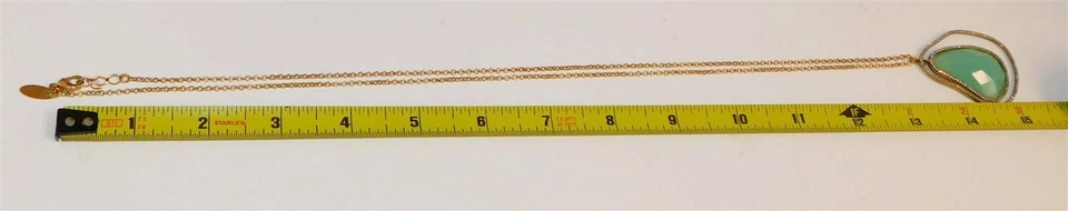 Collar de diamantes de imitación de piedra verde tono dorado Marcia Moran Foto 3 de 3