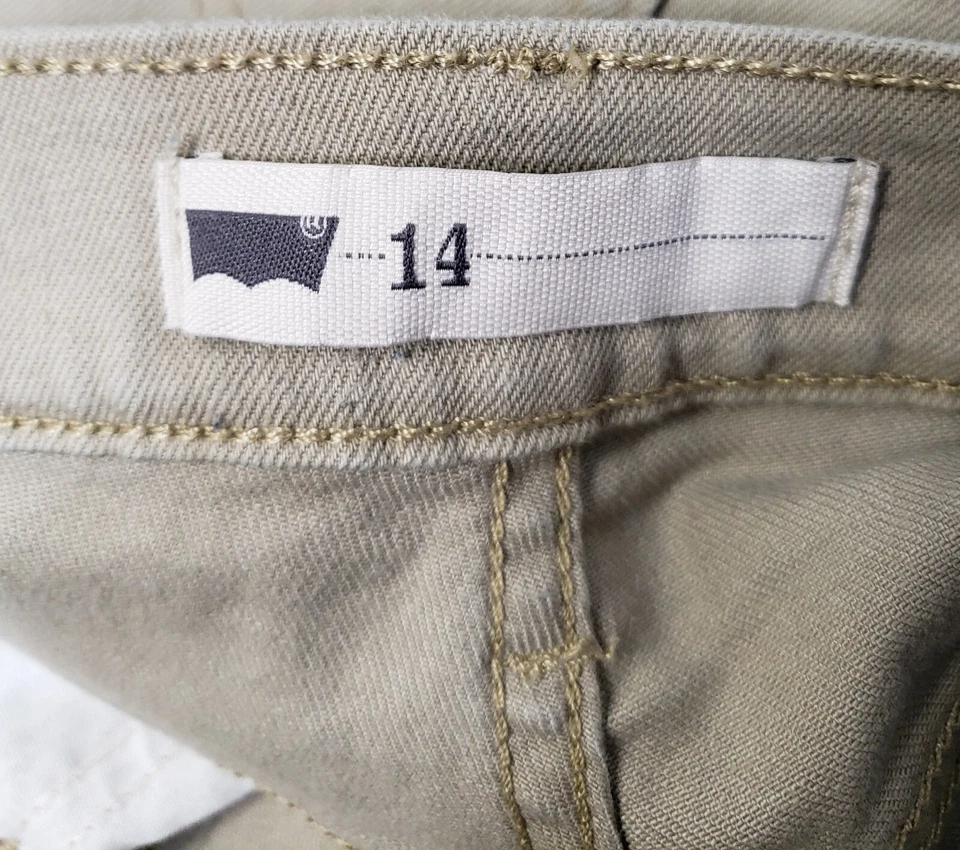 Jeans Levis Feminino 14 Capri Algemado Elástico 34x18 Cintura Alta Casual Cáqui Bege - Imagem 3 de 4