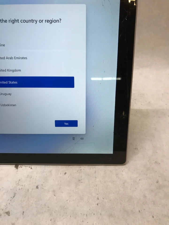 Microsoft Surface Pro 5 1796 i5 4GB RAM 128GB SSD Windows 11 *CRACKED* AS IS -DW - Image 3 of 4