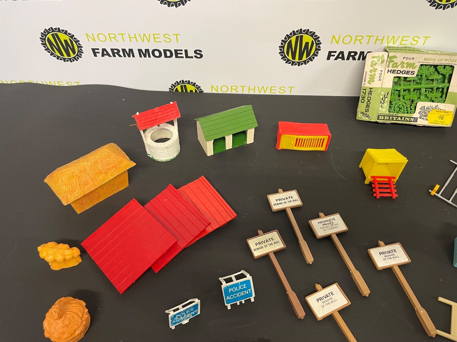 BRITAINS 132 SCALE FARM ACCESSORIES, HEDGES, SIGNS, HAY STACKS, WALLS