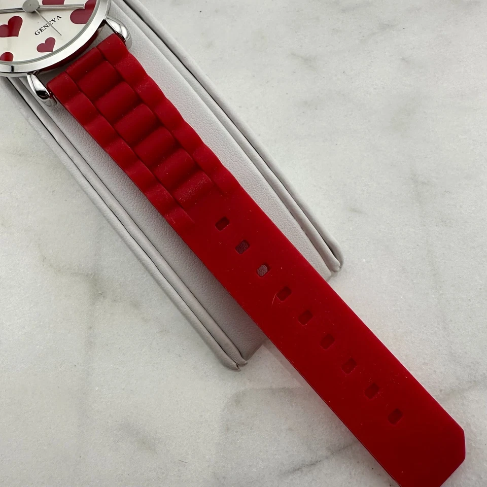 Reloj para mujer Geneva Red Heart estuche plateado correa de silicona roja 11093H batería nueva Foto 4 de 4