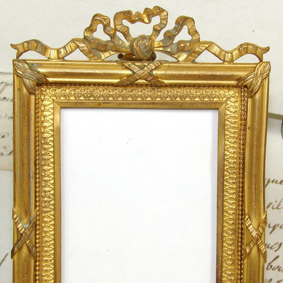 Antiguo marco de fotos francés de bronce dorado de 6,75", lazo y cinta estilo Luis XVI superior Foto 4 de 4
