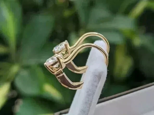 Pendientes Huggie para mujer de diamantes creados en laboratorio de corte redondo de 2 quilates enchapados en oro amarillo de 14 quilates Foto 4 de 4