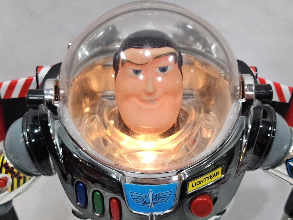Figura de acción cromada Intergalactic Buzz Lightyear de Disney Toy Story Talking Light Foto 4 de 4