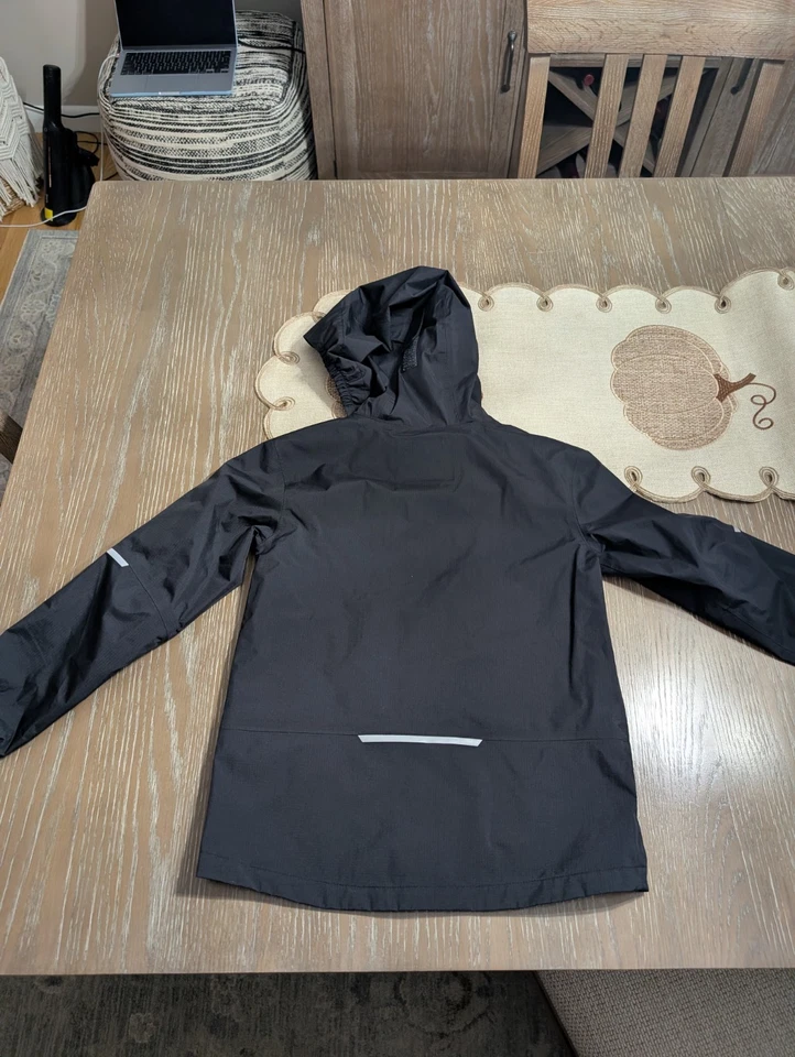 Jaqueta de chuva REI Co-op infantil média XS preta com capuz impermeável corta-vento concha - Imagem 3 de 4