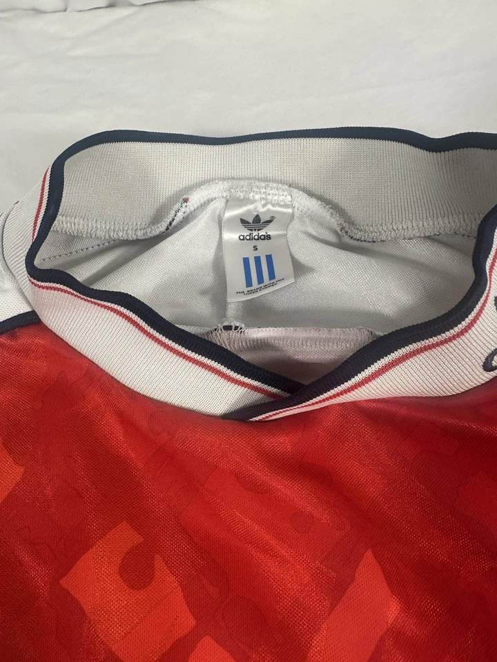 Auténtica Camiseta 1990-1992 Arsenal FC Adidas Camiseta Visitante Roja Kit JVC Pequeña Foto 2 de 4
