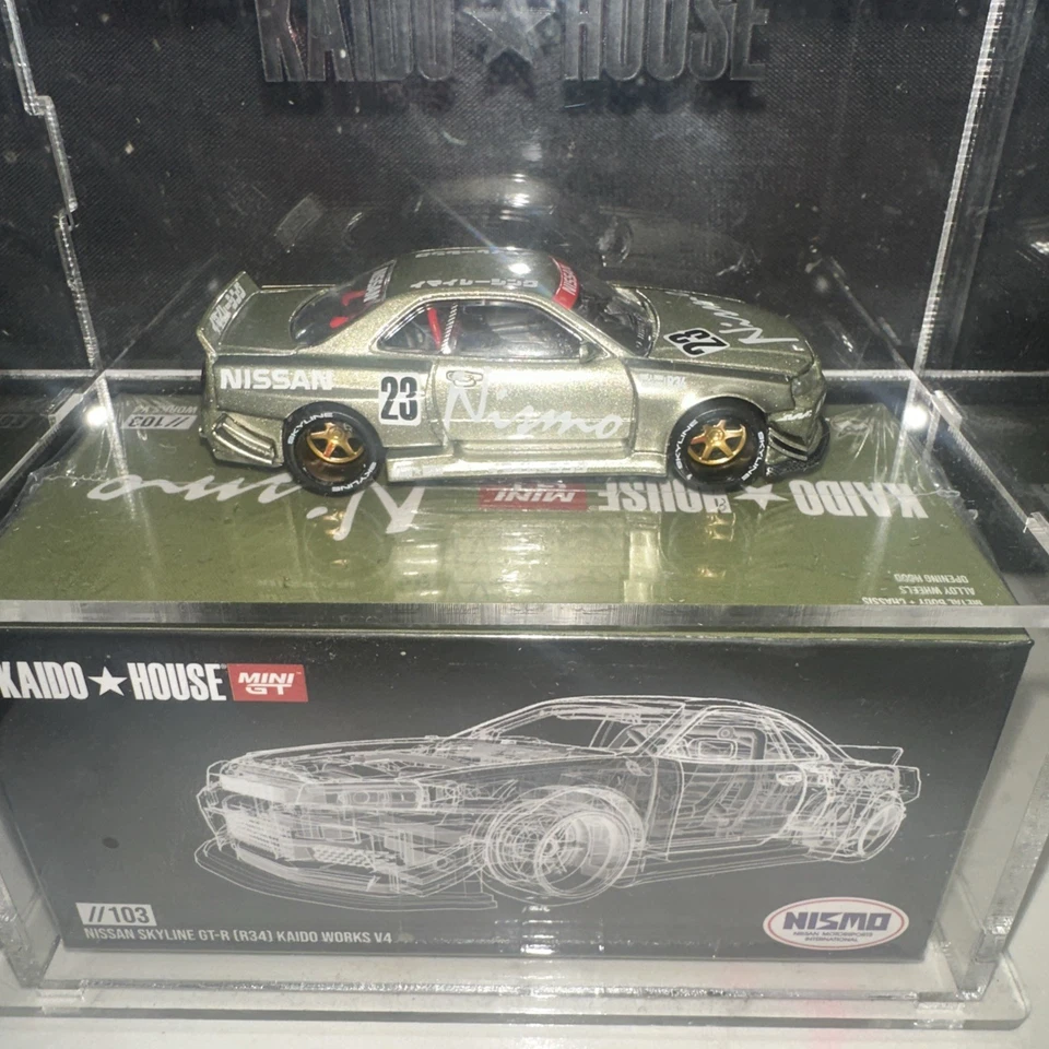 Kaido House x Mini GT #103 Nissan Skyline GT-R (R34) exhibido en estuche acrílico  Foto 2 de 3