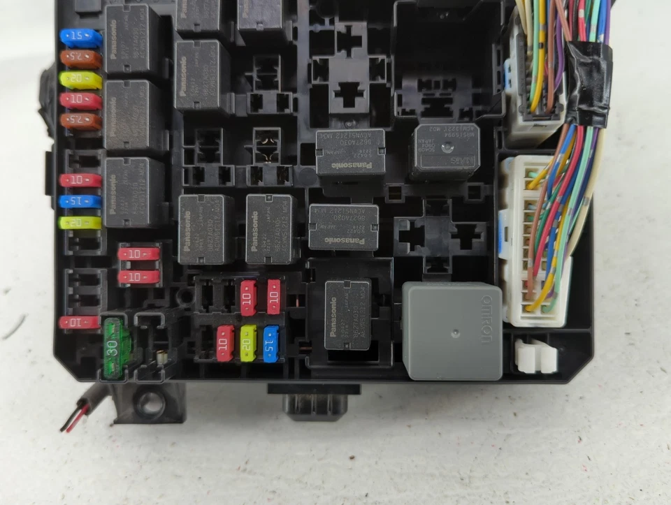 Módulo de relé de caja de fusibles deportiva Mitsubishi Outlander 2012-2017 YUTBB Foto 3 de 4